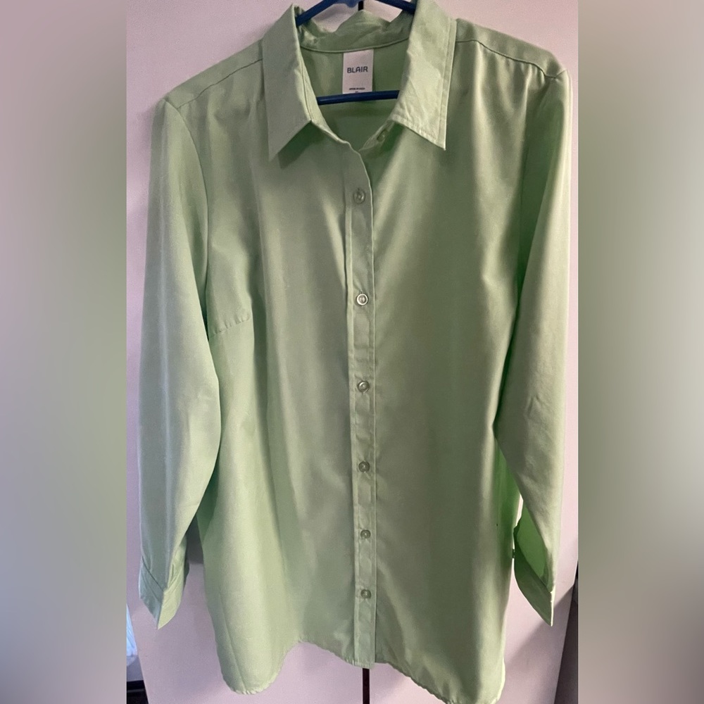 Blair XL (1X, 2X), green top. Button down, tunic length, long sleeve & collar